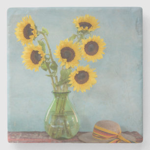 Zonnebloemen in vaas op tafel stenen onderzetter