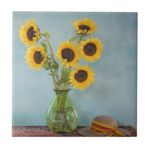 Zonnebloemen in vaas op tafel tegeltje