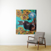 ZONNEBLOEMEN MET KAT IN BLAUWE TURQUOISE WANDKLEED (In situ)