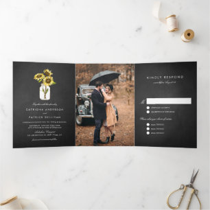 Zonnebloemen op Mason Jar Rustic Chalkboard Wedden Drieluik Uitnodiging