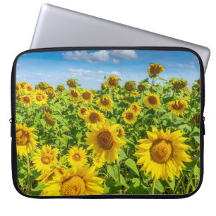 Zonnebloemenveld, zonnige zomerdag. laptop sleeve