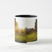 Zonnebloemveld op zonsondergang met een schuur mok (Midden)