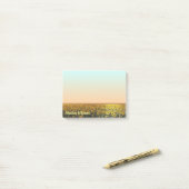 Zonnebloemveldnotities met aangepaste naam post-it® notes (Op bureau)