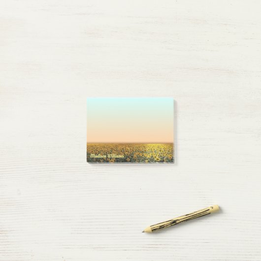 Zonnebloemveldnotities met aangepaste naam post-it® notes (Op bureau)
