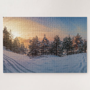 Zonnebrand in het bevroren sneeuwbos nabij zee legpuzzel