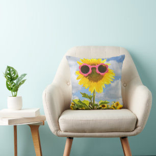 Zonnebril op een zonnebloem kussen