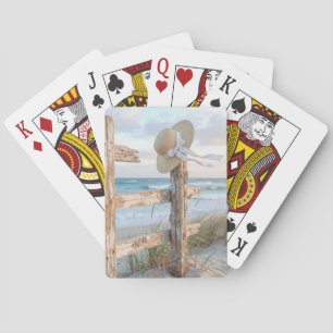 Zonnehoed op een strandhek pokerkaarten