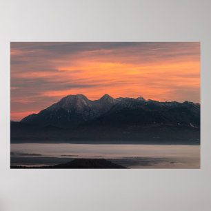 Zonnehoogte achter de grote bergen poster