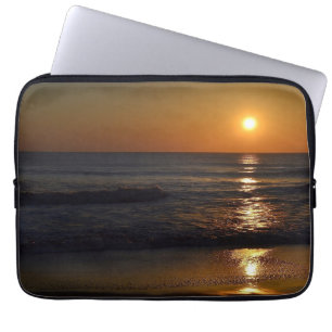 Zonneopkomst bij de Beach door Shirley Taylor Laptop Sleeve