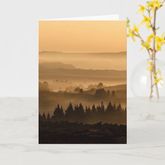 Zonneoploop over het landschap van Misty Rolling H Kaart (Gele Bloem)