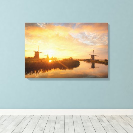 Zonneopstand boven windmolens en een rivier in Ned Canvas Afdruk (Insitu (Houten vloer))
