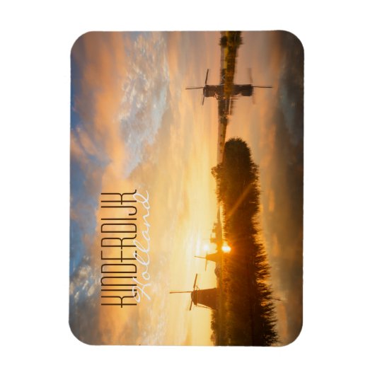 Zonneopstand boven windmolens en een rivier in Ned Magneet (Verticaal)