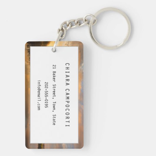 Zonneopstand boven windmolens en een rivier in Ned Sleutelhanger (achterkant)