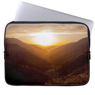 Zonneover berglandschap laptop sleeve