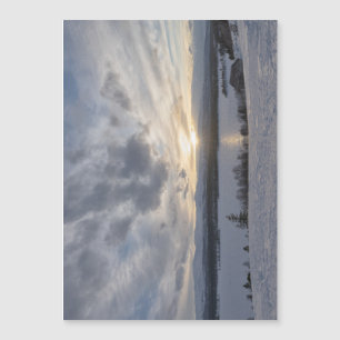 Zonneover bevroren meer