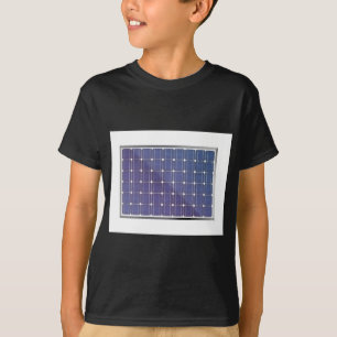 Zonnepaneel op wit t-shirt