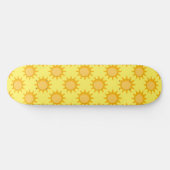Zonnepatroonontwerp op geel skateboard (Horizontaal)