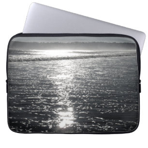 Zonneschijn op het strand hoesje laptop sleeve