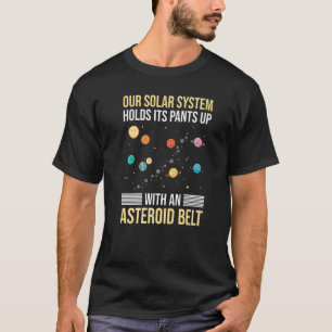 Zonnestelsel houdt zijn broek omhoog met een aster t-shirt