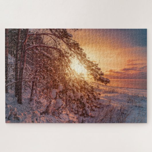 Zonnesten boven zee en snowy-pijnboompuzzel legpuzzel (Horizontaal)