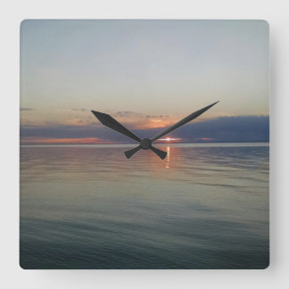 Zonnestraal over de waterklok vierkante klok