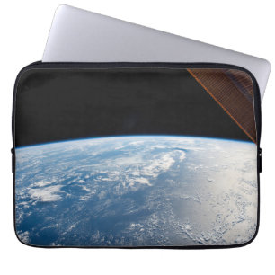 zonnestraal voor de kust van de stille oceaan laptop sleeve
