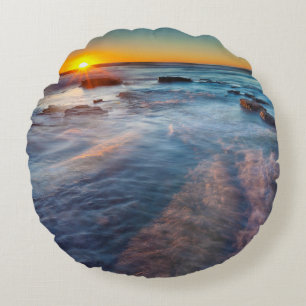 Zonnestralen verlichten de Stille Oceaan Rond Kussen