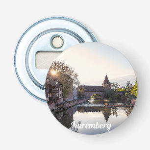 Zonnetijd over de oude middeleeuwse brug in Nürnbe Button Flesopener