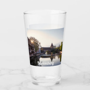 Zonnetijd over de oude middeleeuwse brug in Nürnbe Glas