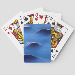 Zonnezonlaag op stenen die uitsteken door schuimwa pokerkaarten