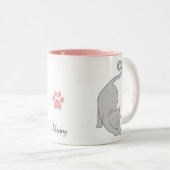 Zonnezouting naar beneden grijze katteyoga tweekleurige koffiemok (Voorkant rechts)