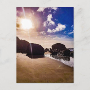 Zonnig strand met rotsen briefkaart