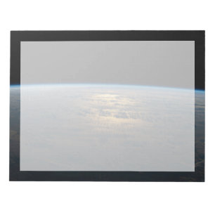 Zonnige stralen van een deels bewolkt zuiden van d notitieblok