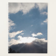 Zonovergoten luchtplanner, wolken en zon
