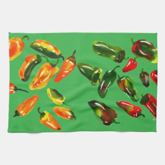 Zonovergoten paprika's op een felgroene keukendoek theedoek
