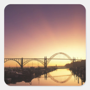 Zonsondergang achter de Newport-brug, Oregon Vierkante Sticker