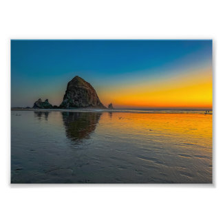 Zonsondergang bij Haystack Rock op Cannon Beach, O Foto Afdruk