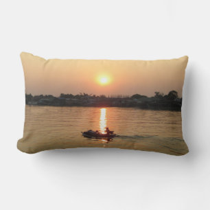 Zonsondergang boven de Chao Phraya rivier ... Ayut Kussen
