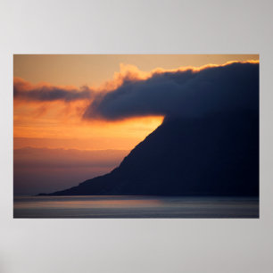 Zonsondergang boven de kustlijn van Alesund Poster
