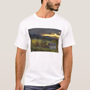 Zonsondergang hemel boven wijngaarden en historisc t-shirt