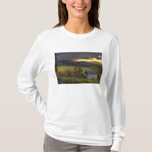 Zonsondergang hemel boven wijngaarden en historisc t-shirt