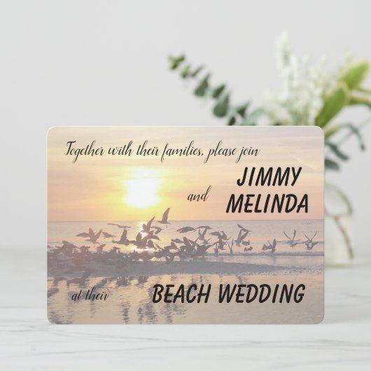 Zonsondergang op het strand thema bruiloft uitnodi kaart (Staand voorkant)