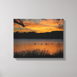 Zonsondergang op Lake Wrapped Canvas Afdruk