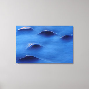 Zonsondergang op rotsen die uit schuimend water st canvas afdruk