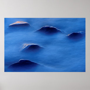 Zonsondergang op rotsen die uit schuimend water st poster