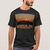 Zonsondergang over een nachtelijk rivierlandschap. t-shirt (Voorkant)