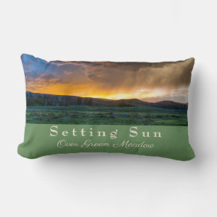 Zonsondergang over groene weide kussen