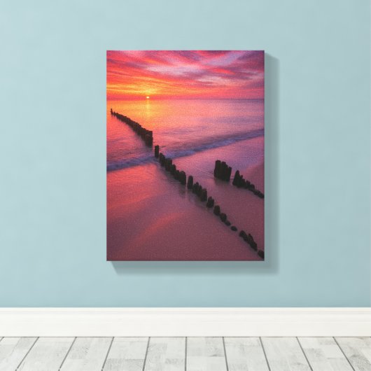 Zonsondergang over het strand met houten palen canvas afdruk (Insitu (Houten vloer))