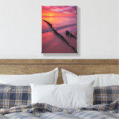 Zonsondergang over het strand met houten palen canvas afdruk (Insitu (Slaapkamer))