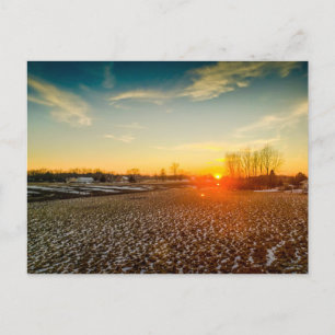 Zonsondergang over met sneeuw bedekte landbouwgron briefkaart